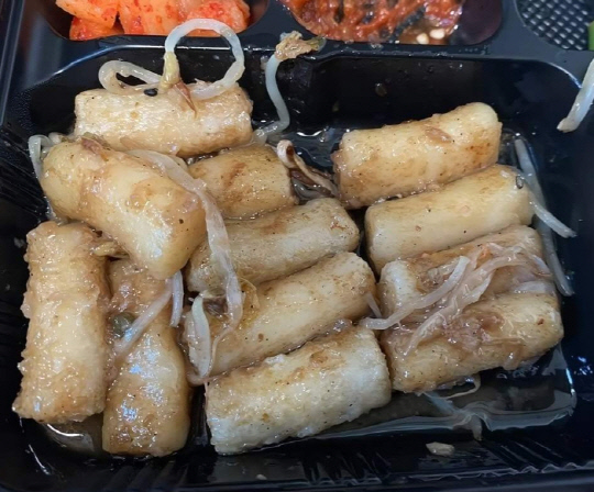 고기 아래 깔린 떡들. [에펨코리아 캡처]